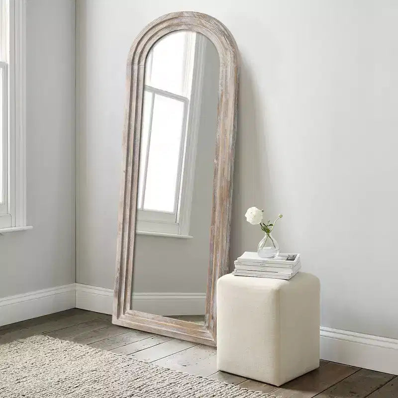 Miroir mural classique à cadre en bois massif arqué de 21 po l. x 64 po H, blanc vieilli