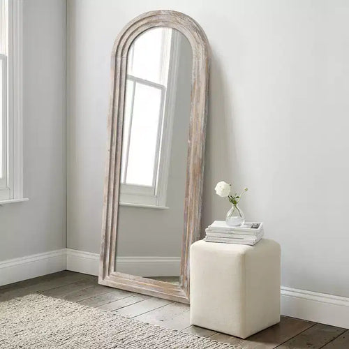Miroir mural classique à cadre en bois massif arqué de 21 po l. x 64 po H, blanc vieilli