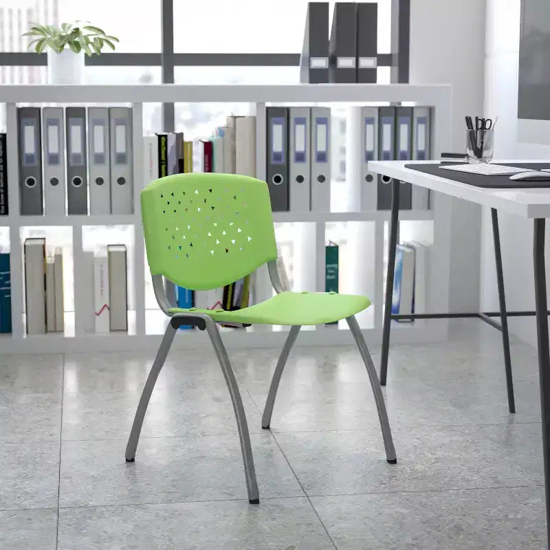 Chaise empilable en plastique pour la maison et le bureau avec dossier perforé – Chaise d'appoint