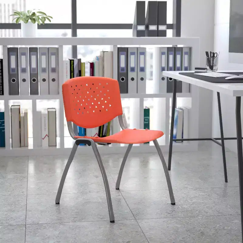 Chaise empilable en plastique pour la maison et le bureau avec dossier perforé – Chaise d'appoint